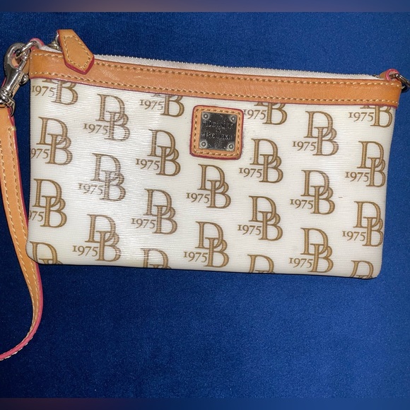 Dooney and Bourke signature 1975 wristlet - Picture 2 of 3